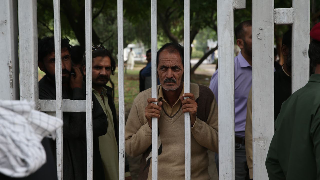 Pakistan'da Çalışanlar Zam Talebiyle Protesto Düzenledi