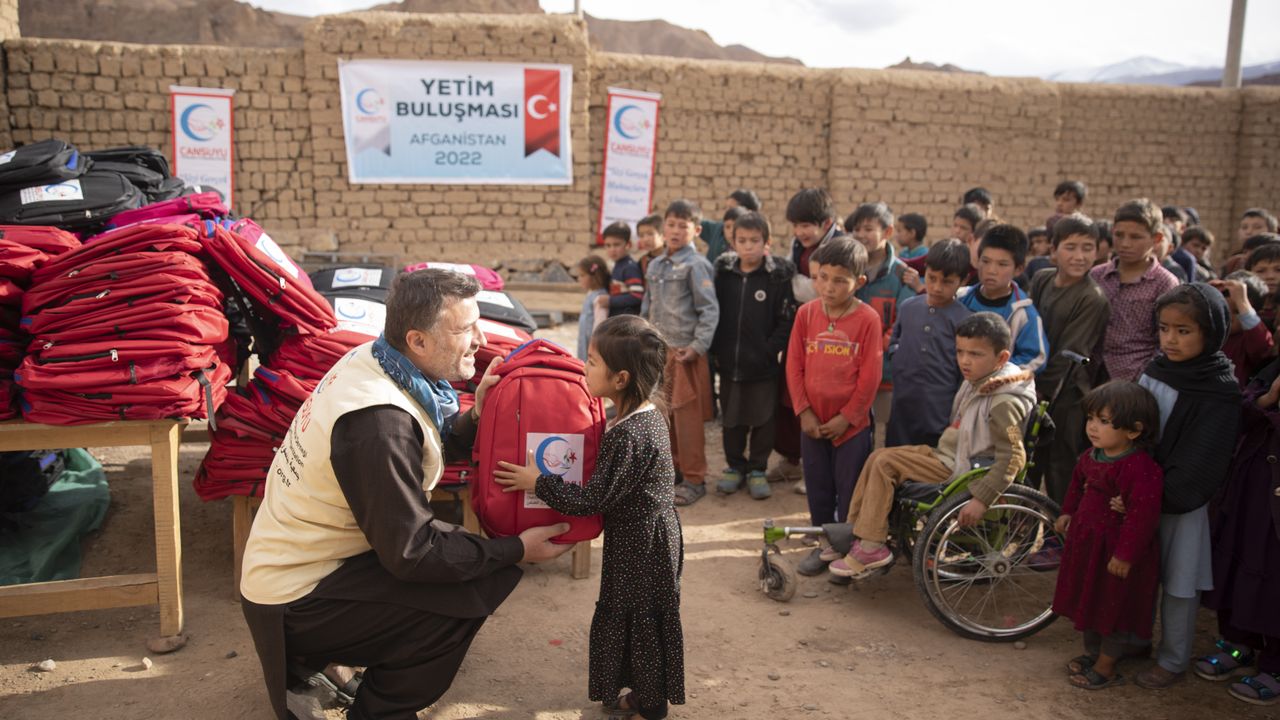Afganistanlı Yetimlere Türkiye'den Yardım