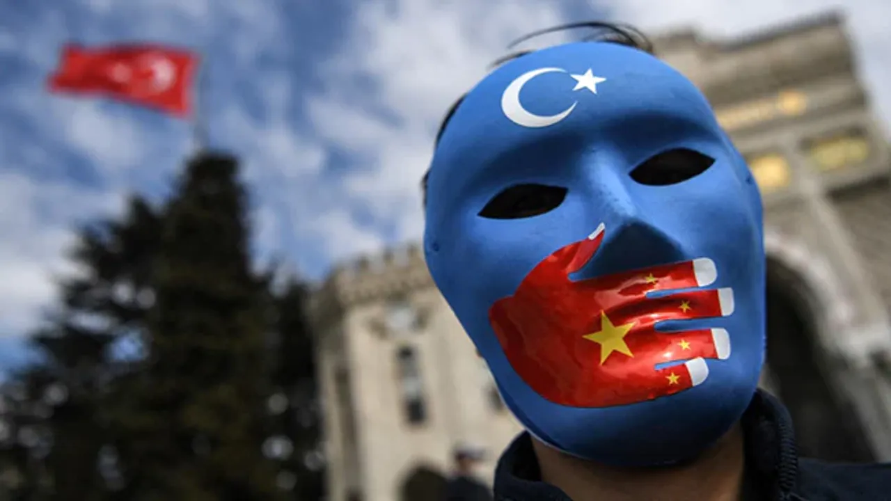 Doğu Türkistanlı Gençlerden Çin Rejimine Karşı Protesto