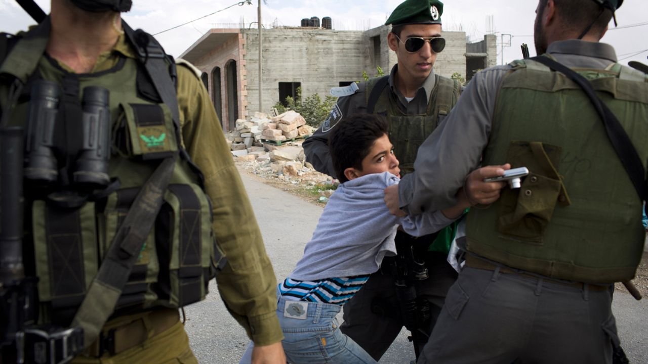 Filistin Esirler Cemiyeti: İsrail 7 Yılda 9 Bin 300'den Fazla Çocuğu Gözaltına Aldı