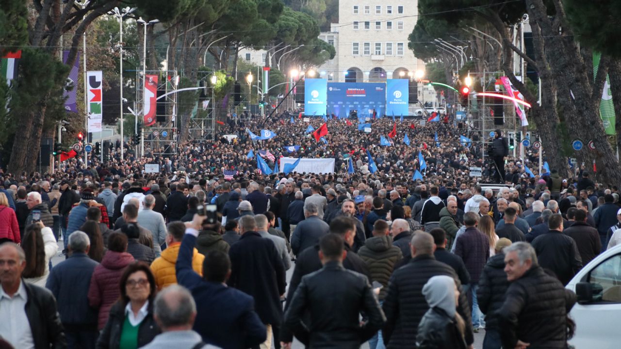 Arnavutluk'ta Hükümet Karşıtı Gösteri Düzenlendi