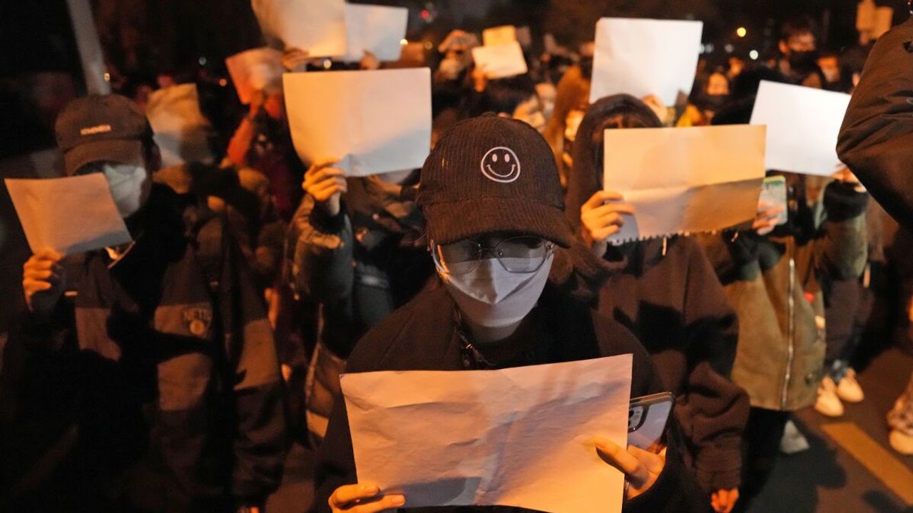 Çin'deki Protestocular Neden Boş Kağıt Tutuyor?