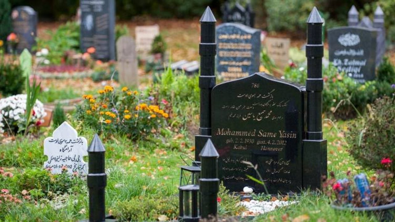 Almanya’da Müslüman Mezarlığına Çirkin Saldırı