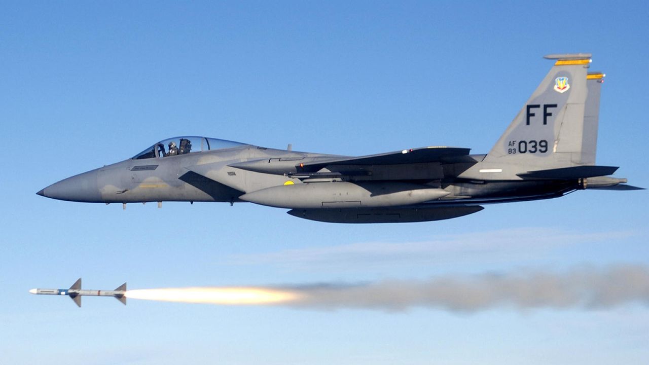 Suudi Arabistan'a Ait F-15 Savaş Uçağı Düştü