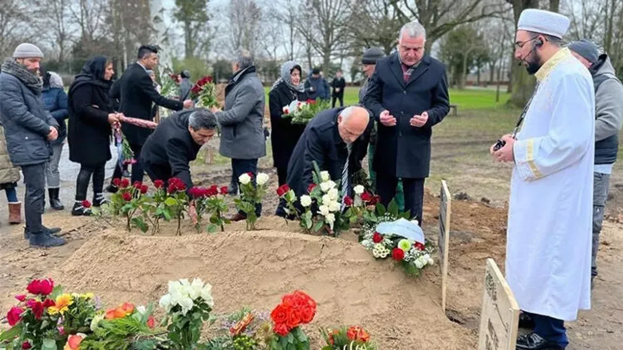 Almanya'da Cenazesi Yakılan Türk'ün Külleri Defnedildi