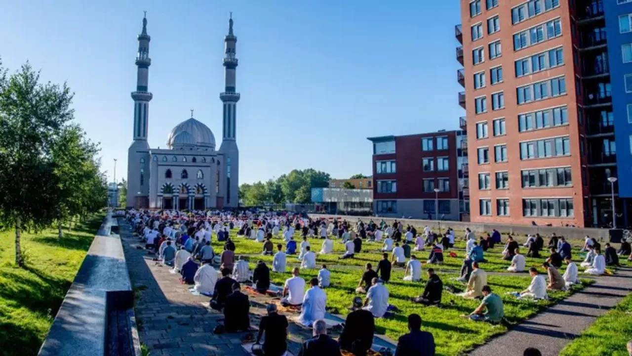 Hollanda’da İslami Kuruluşlar Eğitim Bakanı'na Dava Açtı