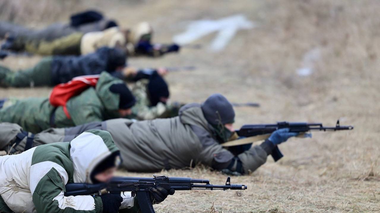 Ukrayna Sınırında Sivillerden Oluşan Silahlı Birlikler Kuruldu