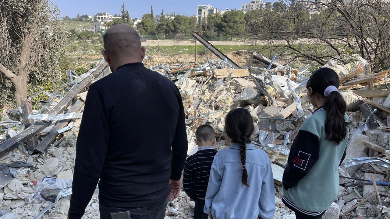 İsrail, Kudüs'te Filistinli Bir Aileye Zorla Kendi Evini Yıktırdı