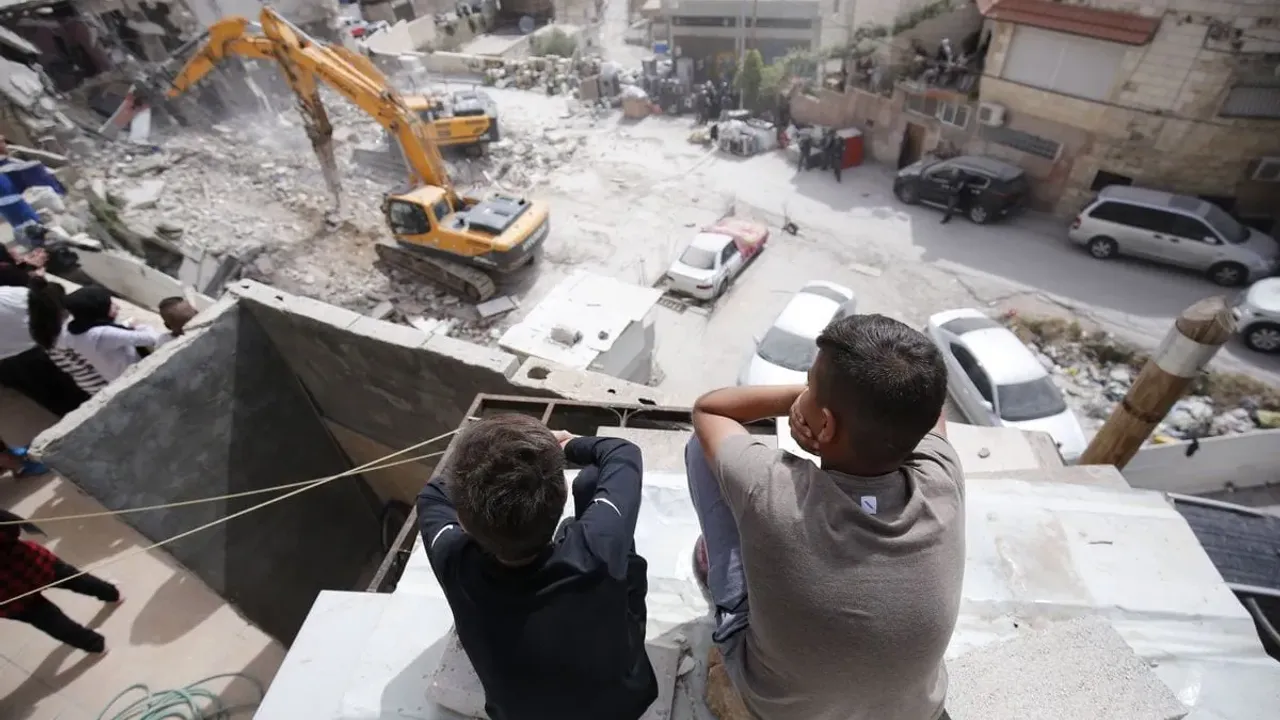 İsrail Batı Şeria'da Filistinlilere Ait 8 Evi Yıktı