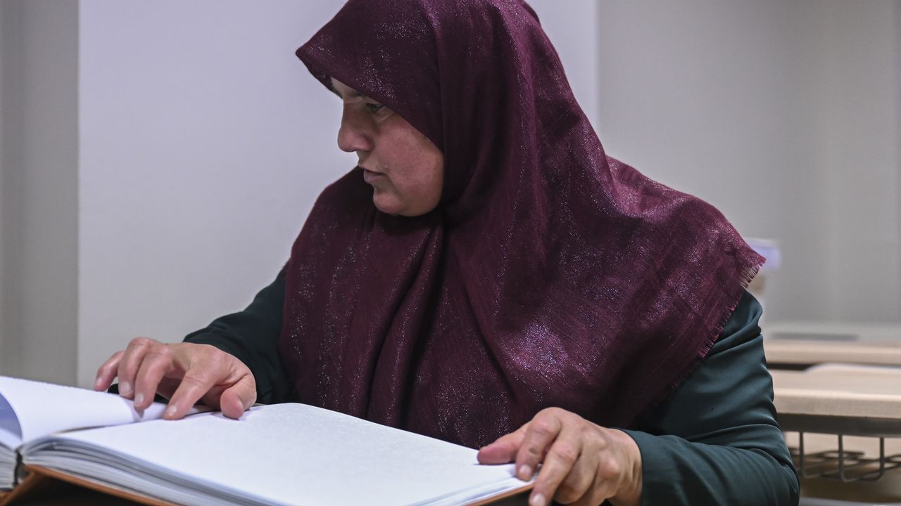 Gözlerini Kaybeden Kadın Kur'an-ı Kerim'i Hatmetti