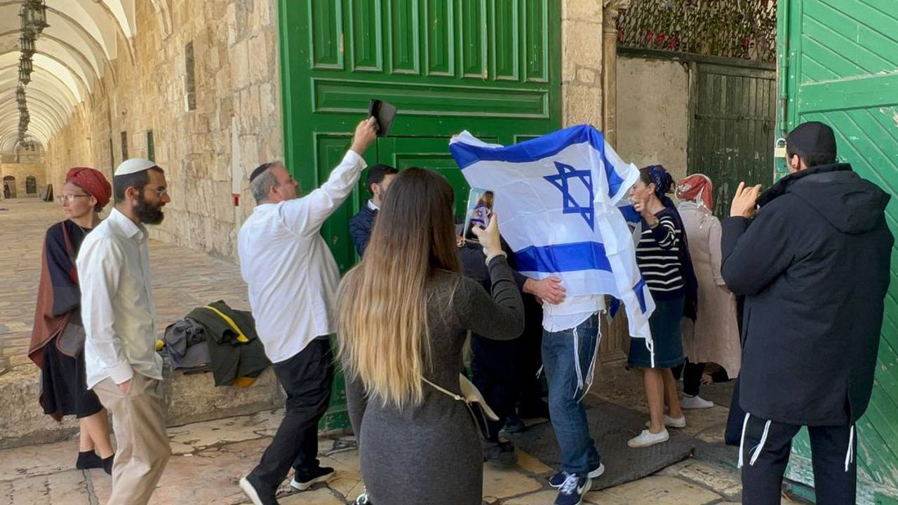 Yahudi Yerleşimciler, Mescid-i Aksa'da İsrail Bayrağı Açtı