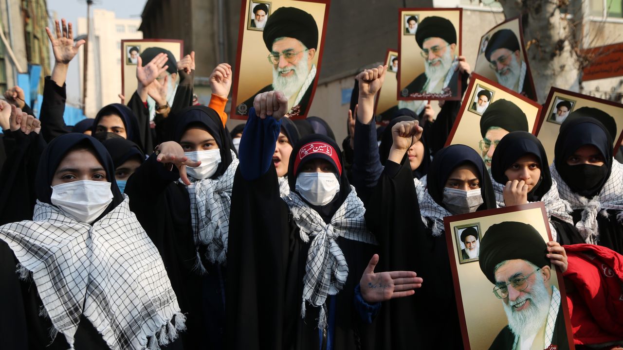 İranlı Öğrencilerden Charlie Hebdo Protestosu