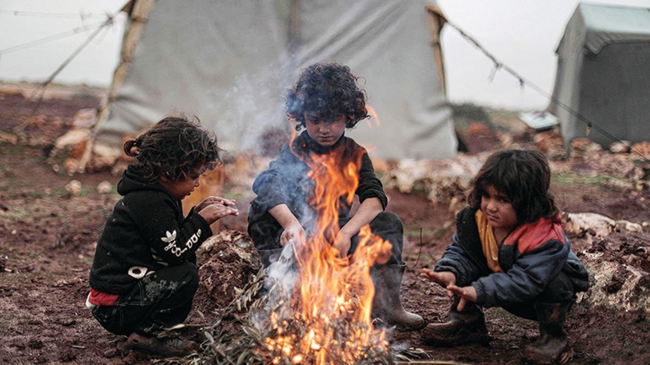 Suriyeli Mülteciler Topladıkları Çalılarla Isınıyor