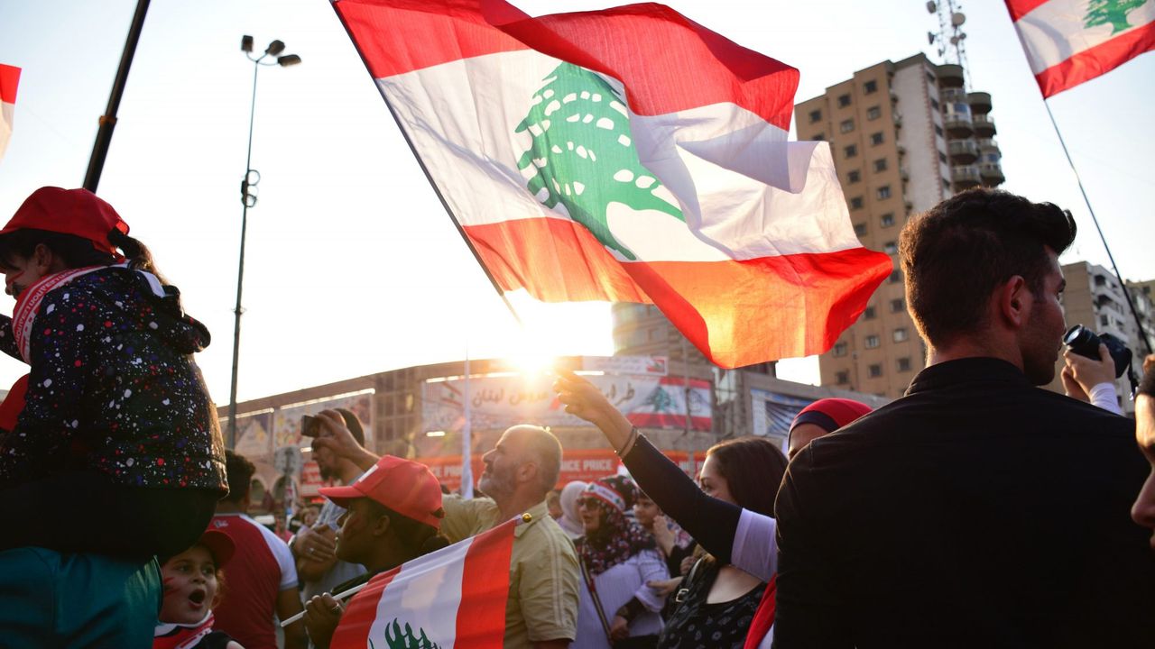 Lübnan’da Halk Yolları Kapattı