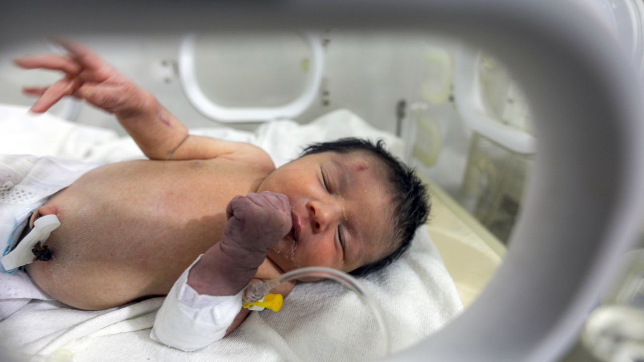 Suriye'de Enkazda Doğan Bebek Anne ve Babasız Büyüyecek