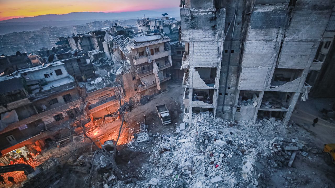 Suudi Arabistan Depremzedelere Destek İçin Halep'e Uçak Yolladı