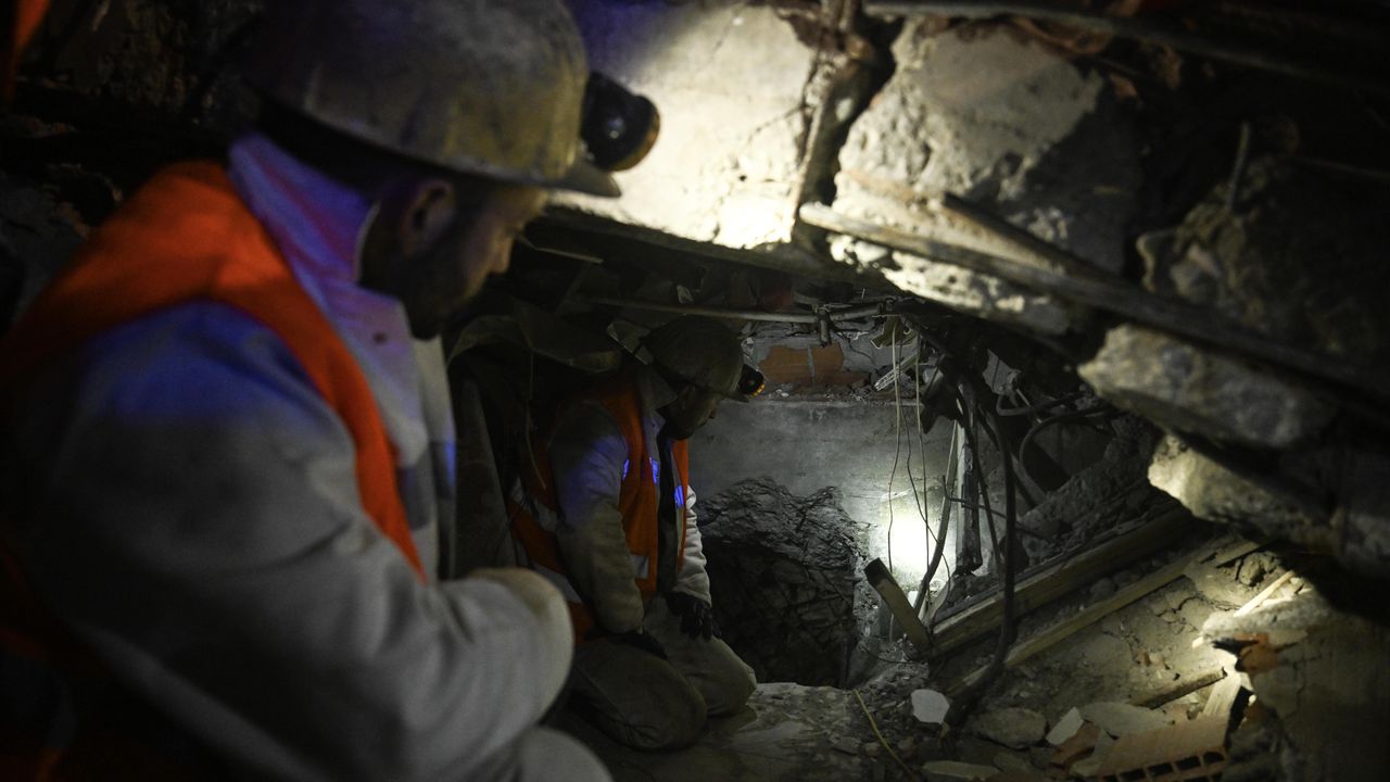 Depremzedeyi Çıkaran Madenci "Domuzdamı Tahkimatını" Anlattı