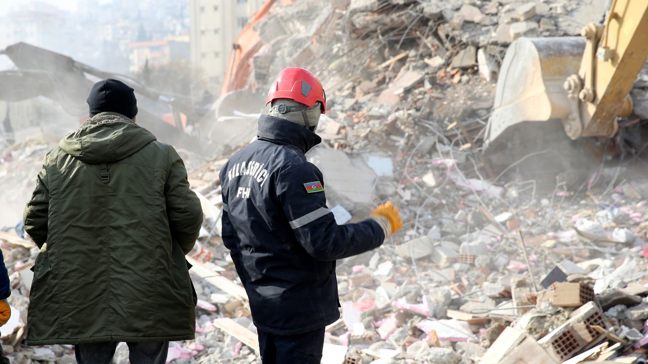 Azerbaycanlı Ekipler Depremzedelerin Yardımına Koşuyor