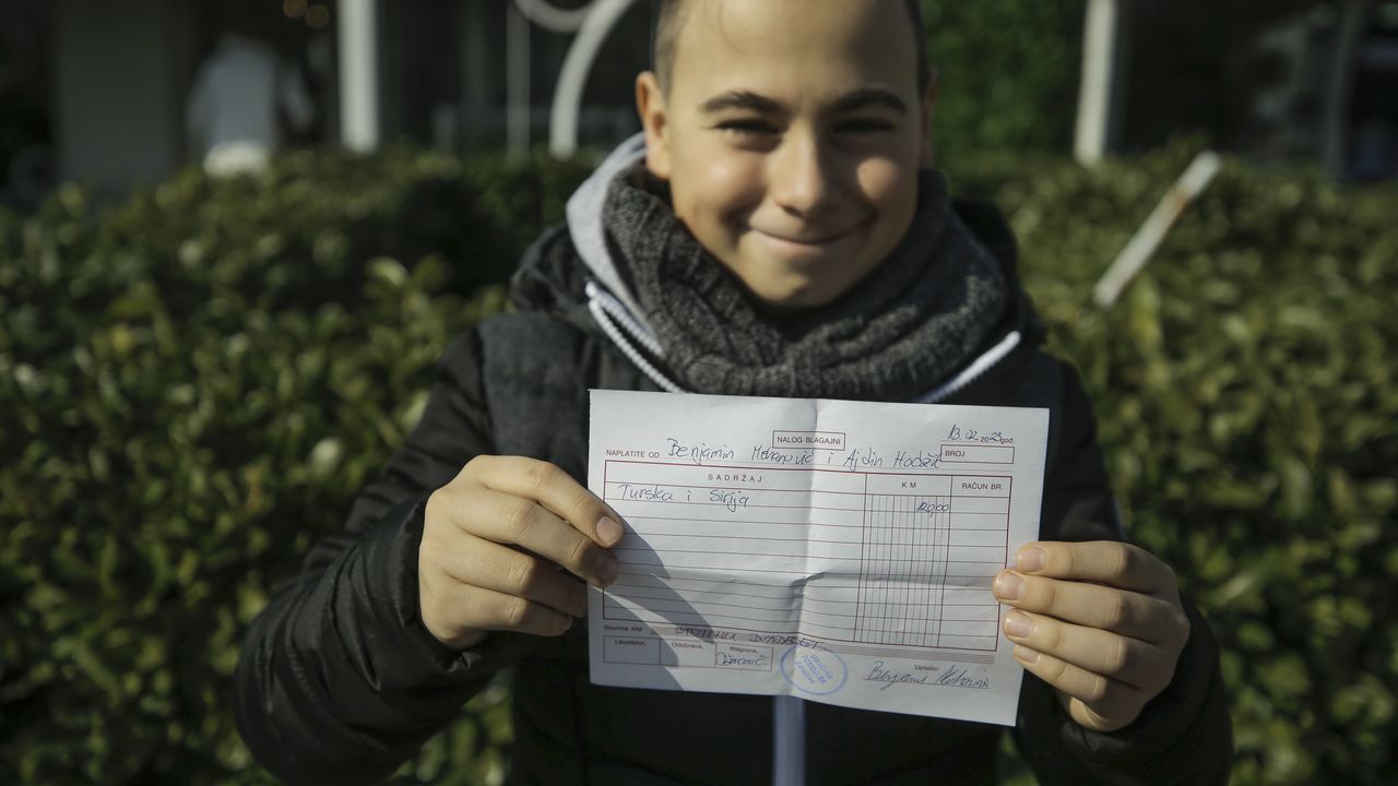 12 Yaşındaki Mehanovic, Çay Satarak Depremzedelere Yardım Topluyor
