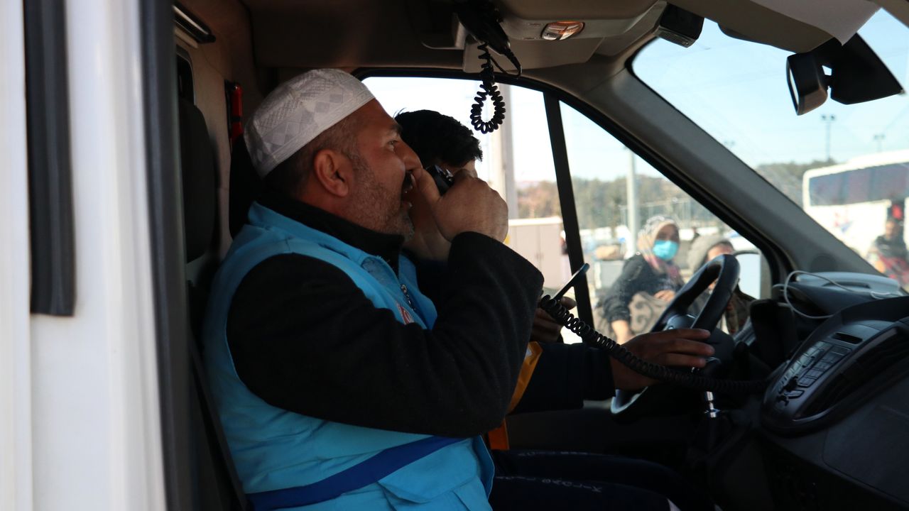 Deprem Bölgesinde İmamlar Ezanı Ambulanslardan Okuyor