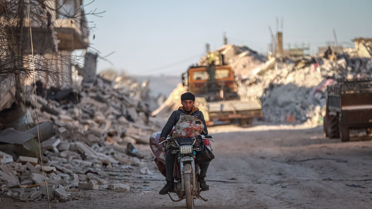 Depremzede Suriyeliler, Acılarıyla Ülkelerine Geçiyor
