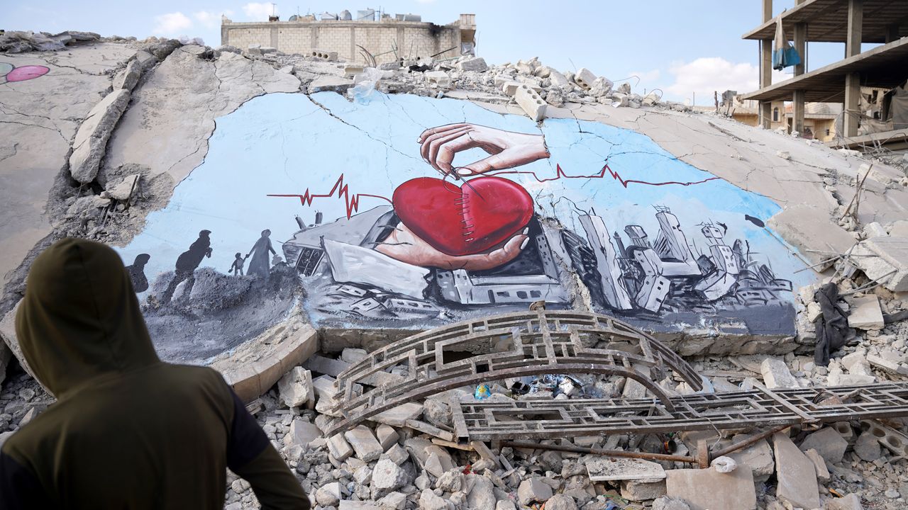 Suriyeliler Acılarını Deprem Enkazına Resmetti