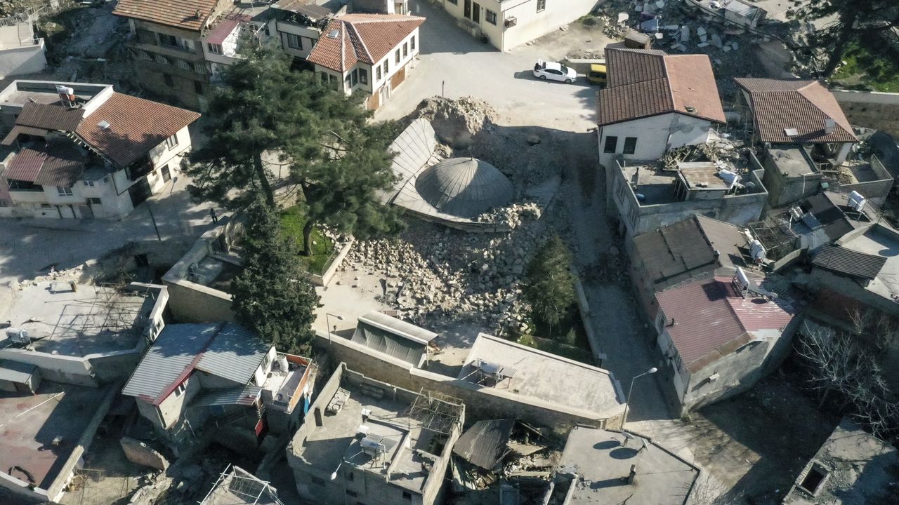 İşgalcilerin Yıkamadığı Cami Depremde Yıkıldı