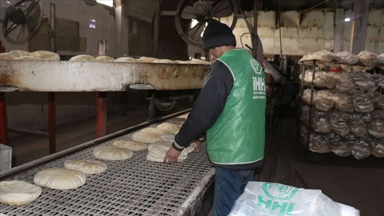 Suriye'deki Fırınlardan Deprem Bölgesine Ekmek Gönderiliyor