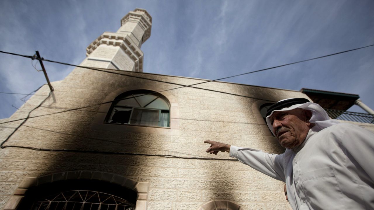 İsrail cami yıkmaya devam ediyor
