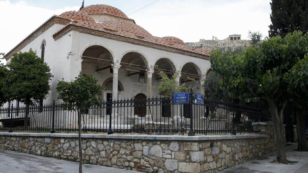 Yunanistan, camileri kapalı tutarak farklı amaçlarla kullanıyor