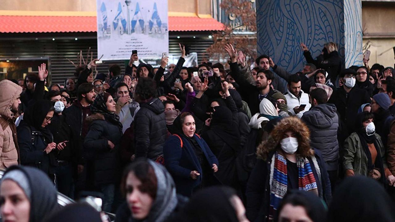 İran'da üniversite öğrencileri, toplu zehirlenme vakalarını protesto etti