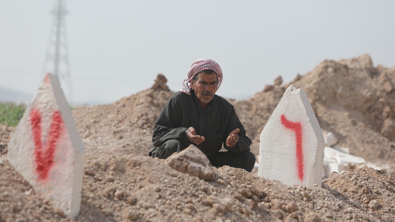 Suriyeli depremzedeler “kimsesiz” mezarlarda yakınlarını arıyor