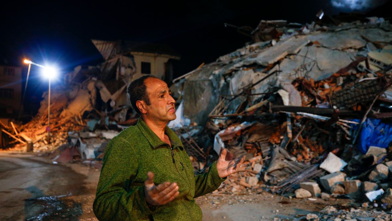 Hataylı depremzede, ölen ailesi için enkaz önünde dua etti