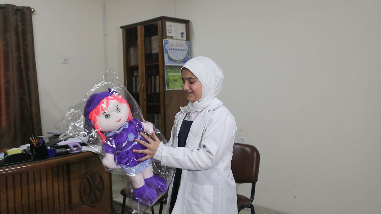 Filistinli kız çocuğundan duygulandıran deprem yardımı