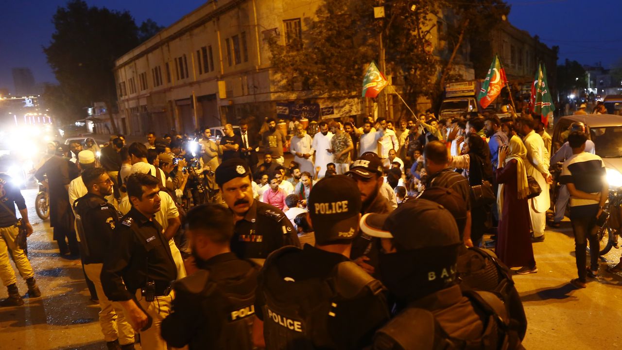İmran Han destekçileri ile polis arasında çatışma