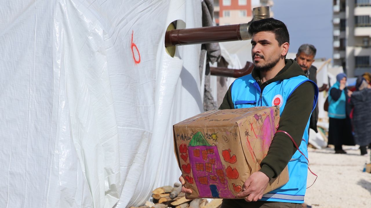 Filistinli gönüllü, depremzedelere yardım ediyor