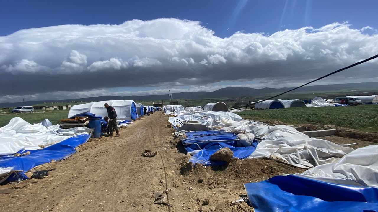 İdlib'de fırtına onlarca çadırı uçurdu