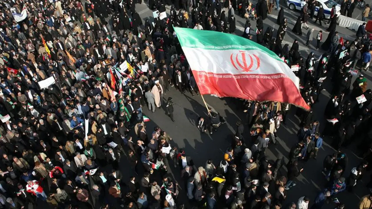 İran'da zehirlenme vakalarının ardından eğitimciler ayaklandı