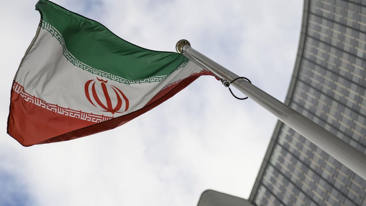 İran, ABD keşif uçağının uyarıldığını duyurdu