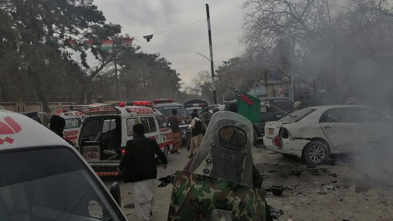 Pakistan'da patlama: 12 polis öldü