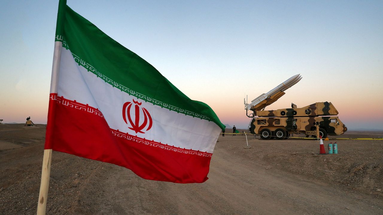 İran, Suriye'deki üslerinden bayrakları kaldırdı