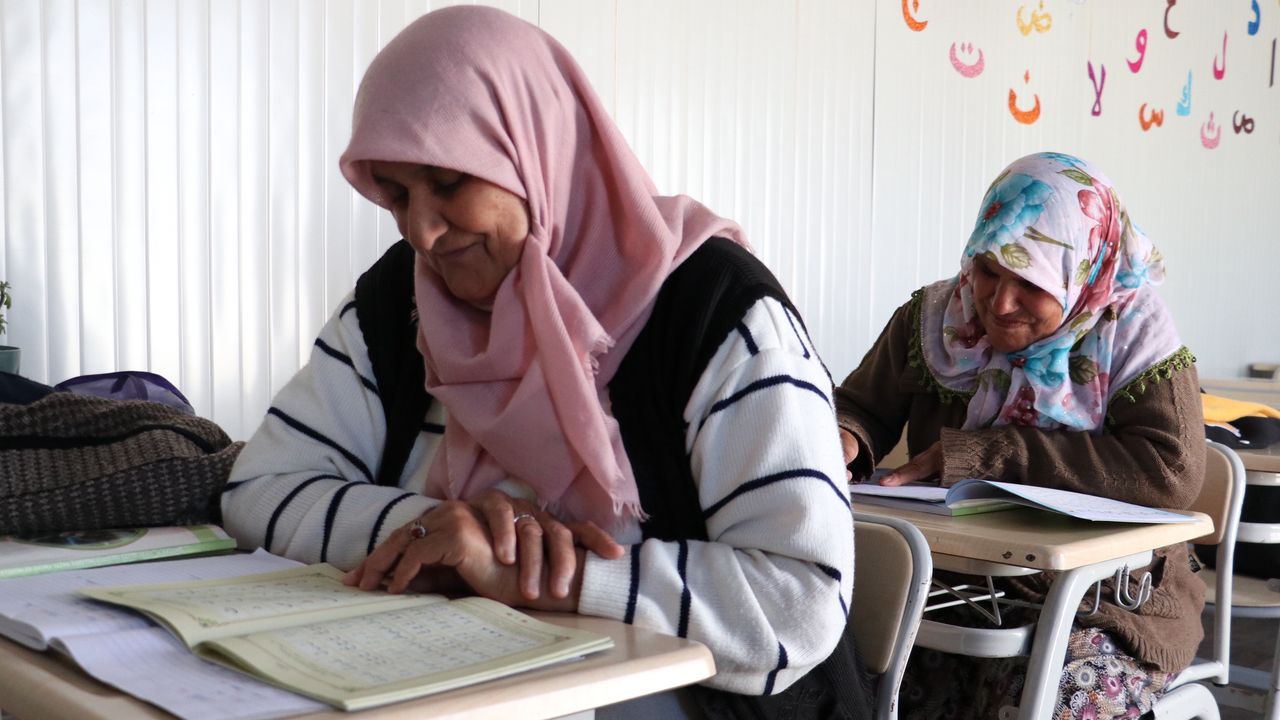 Depremzede kadınlara Kur'an-ı Kerim öğrenme desteği