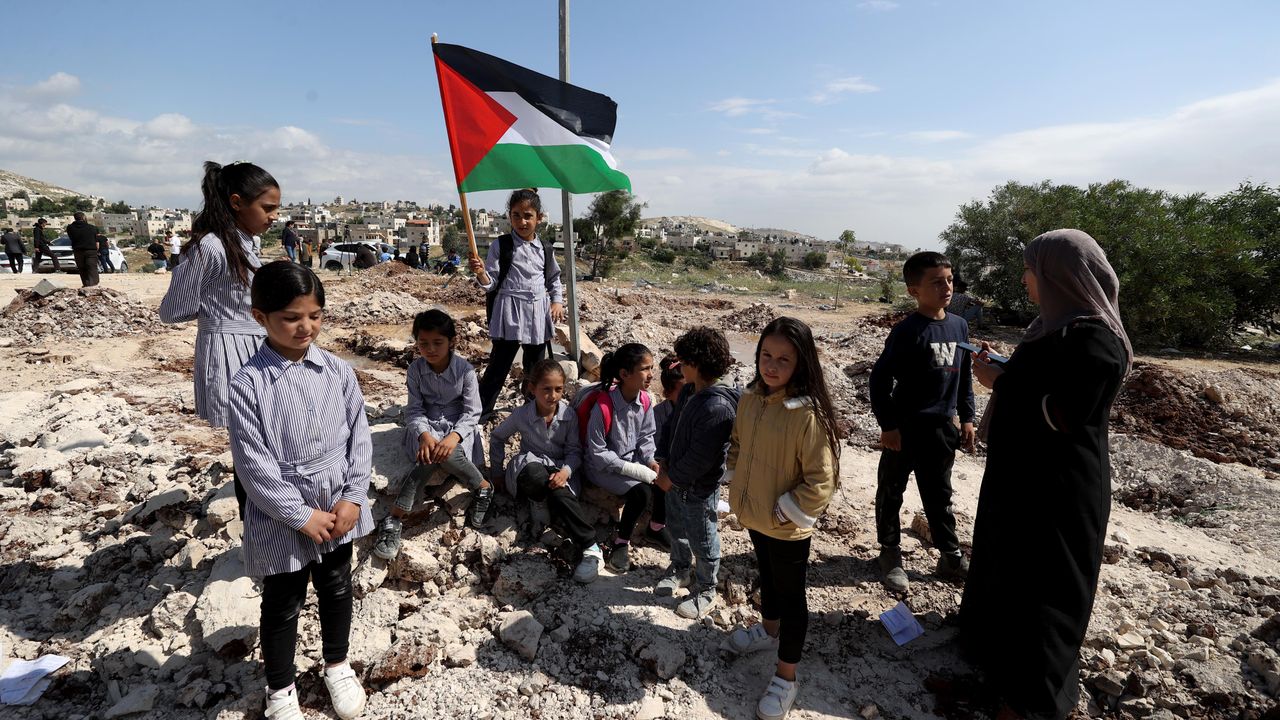 İsrail, Filistinlilere ait okulu hedef aldı