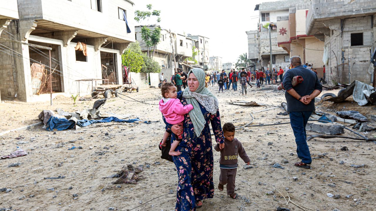 İsrail'in salı gününden bugüne kadar evlerini yıktığı Filistinli aileler