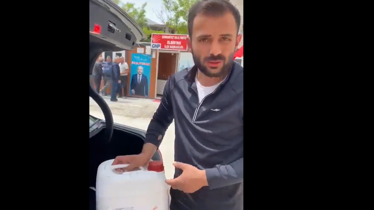 Depremzede vatandaş, CHP'nin verdiği gübreyi iade etti