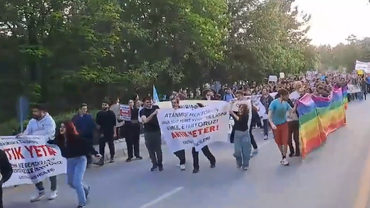ODTÜ öğrencileri, LGBT bayraklarıyla Kılıçdaroğlu’na destek yürüyüşü düzenledi