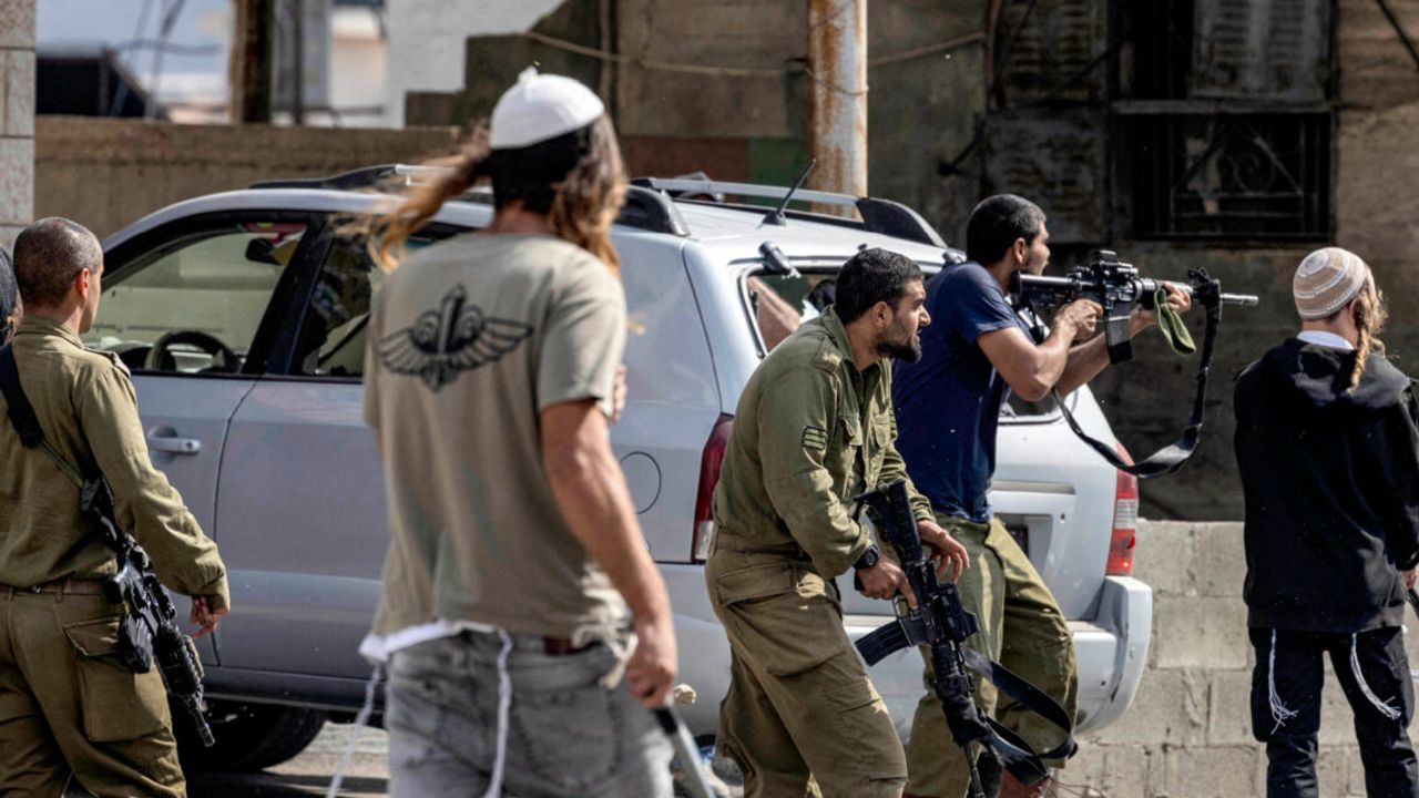 İsrail'de yerleşimciler silahlandırılıyor!