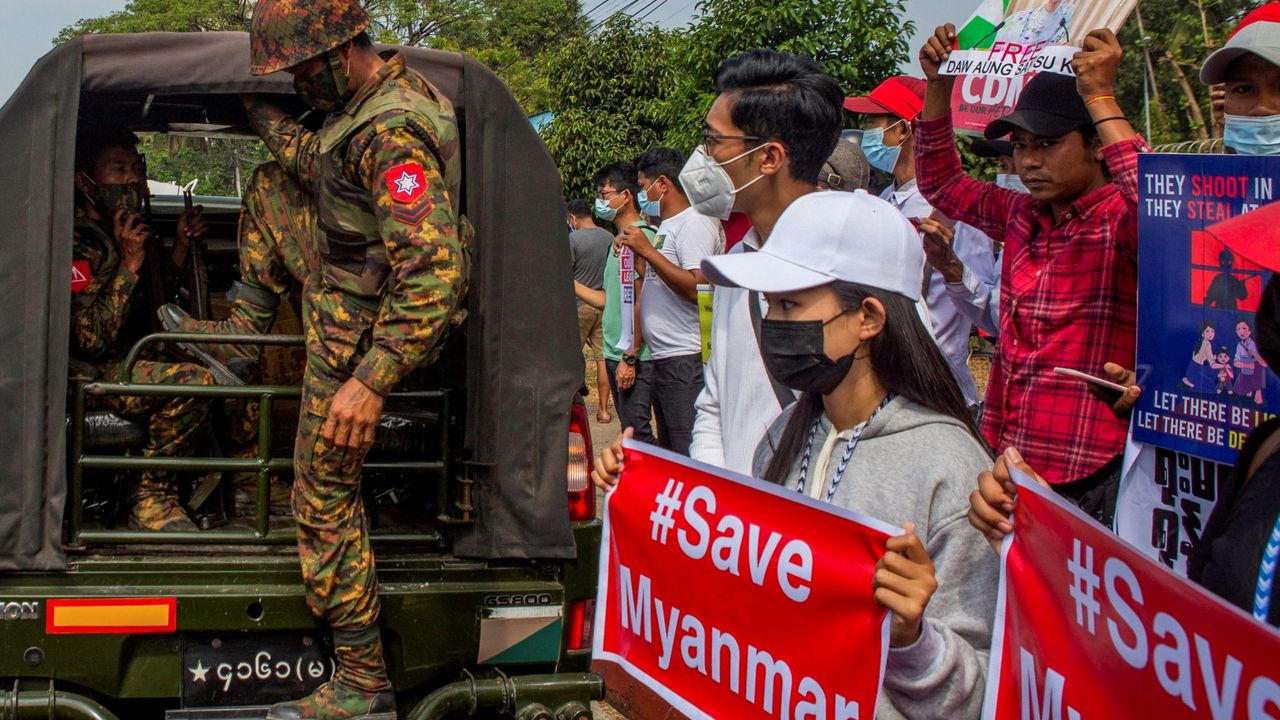 Myanmar'daki askeri yönetim kadın ve çocukları tutukluyor