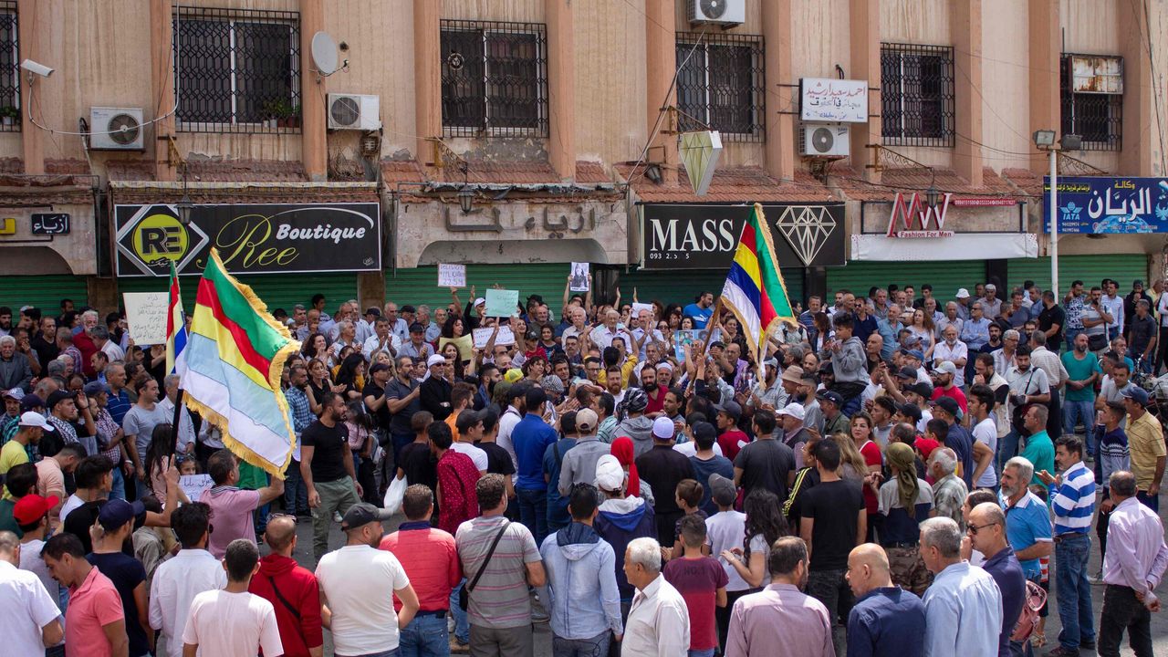 Suriye'nin Suveyda ilinde Şam yönetimi karşıtı gösteriler iki haftadır sürüyor