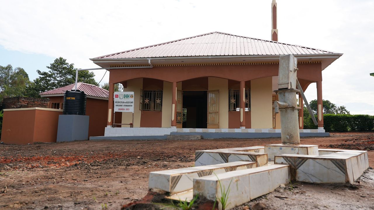 İHH Uganda'da cami ve su kuyusu açtı